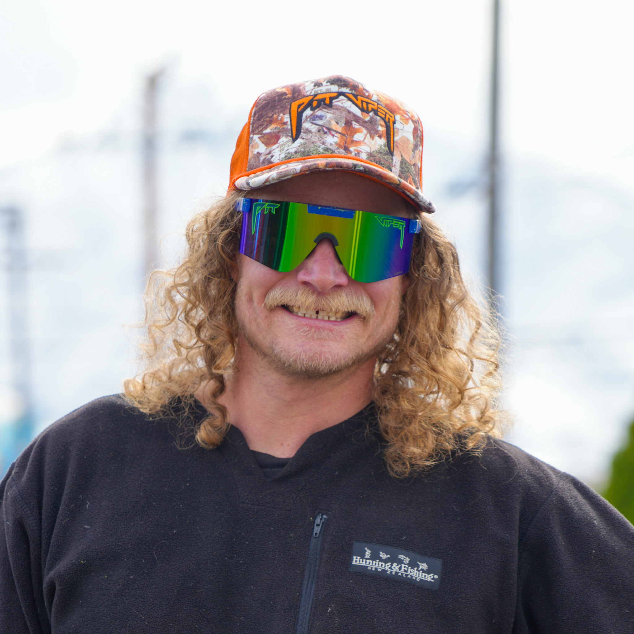 the_leonardo_original_wide_hdpv_polarized_blue-green_lifestyle_close-up_money_factory